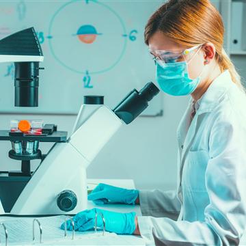 Ricercatrice in laboratorio