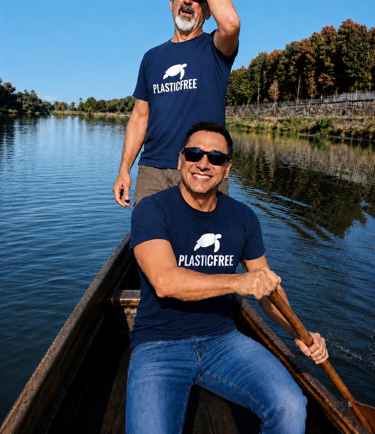 Domenico Vecchi rema durante un’uscita di raccolta con Plastic Free, a bordo di una barca su un fiume
