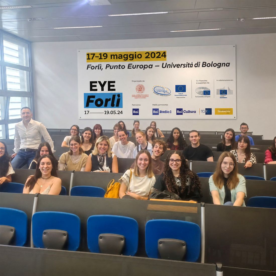 Il gruppo dei partecipanti nell’aula del Campus di Forlì, sotto il cartellone dell’European Youth Event 2024